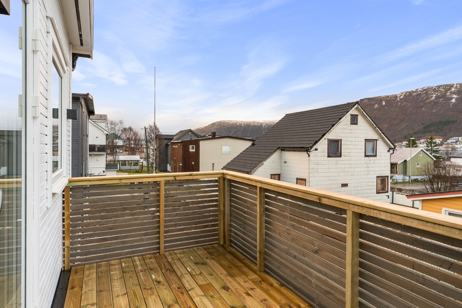 Fra stuen er det utgang til veranda, med god plass for utemøbler.