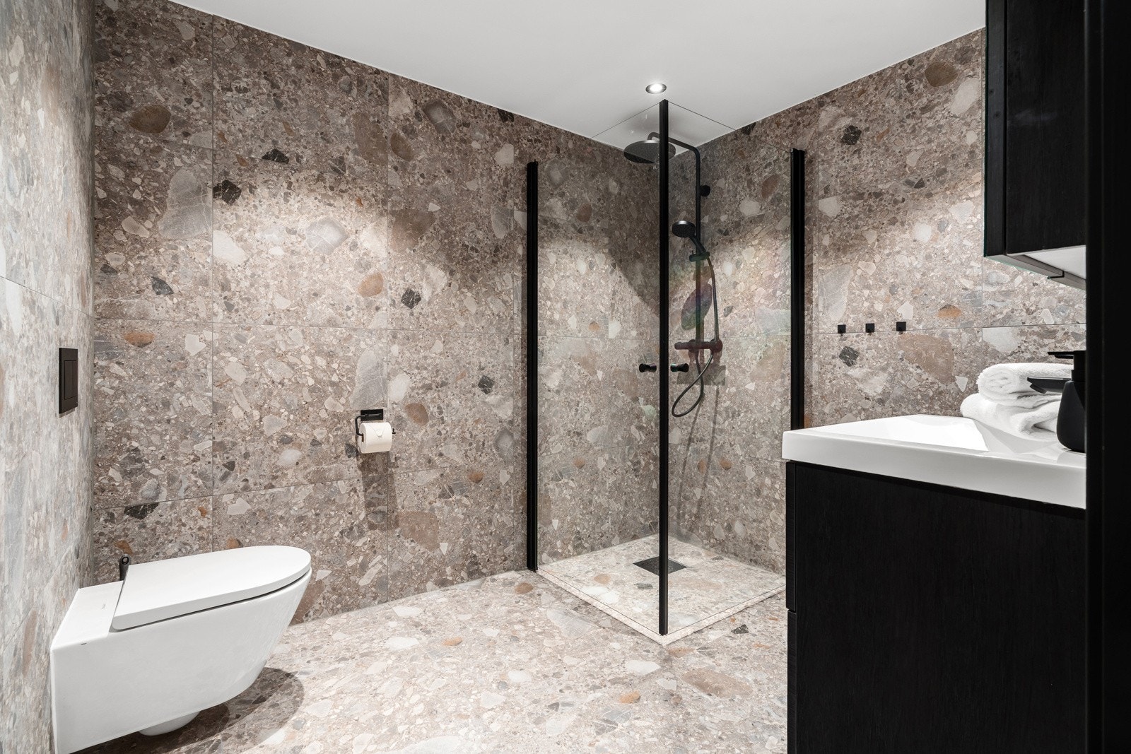 Delikat flislagt baderom med varmekabler i gulv. Utført av Poseidon VVS.