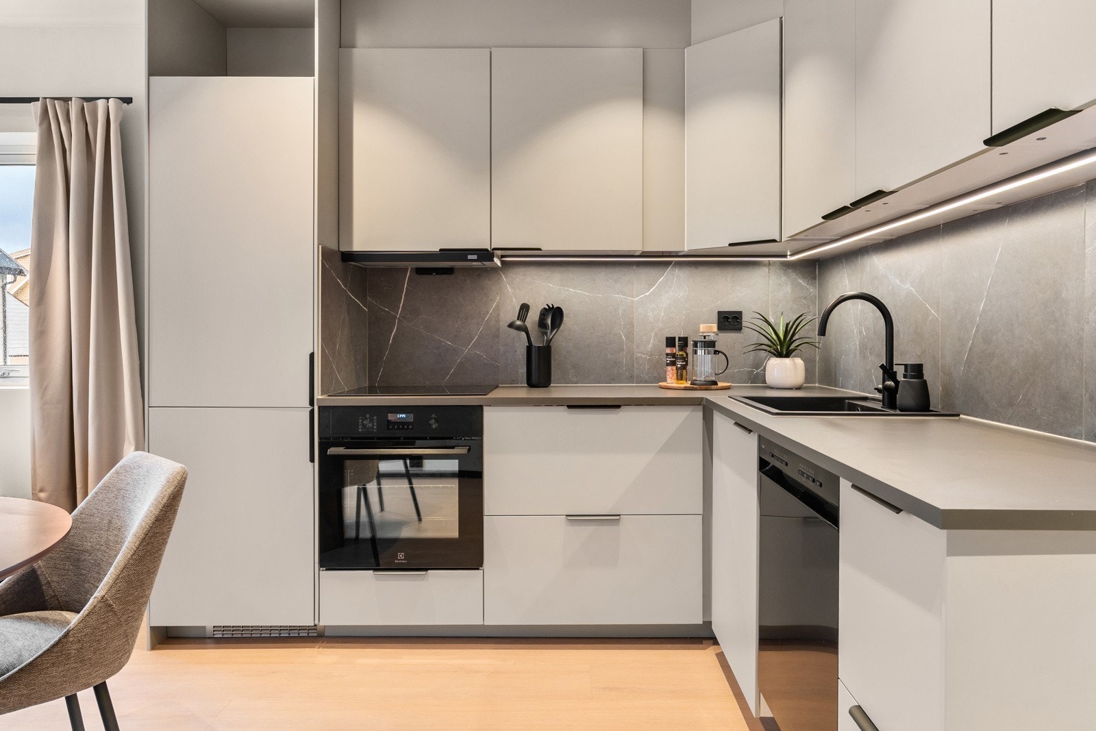 Kjøkkenet har en god utforming, mye benkeplass og god oppbevaringsplass i både skuffer og skap.