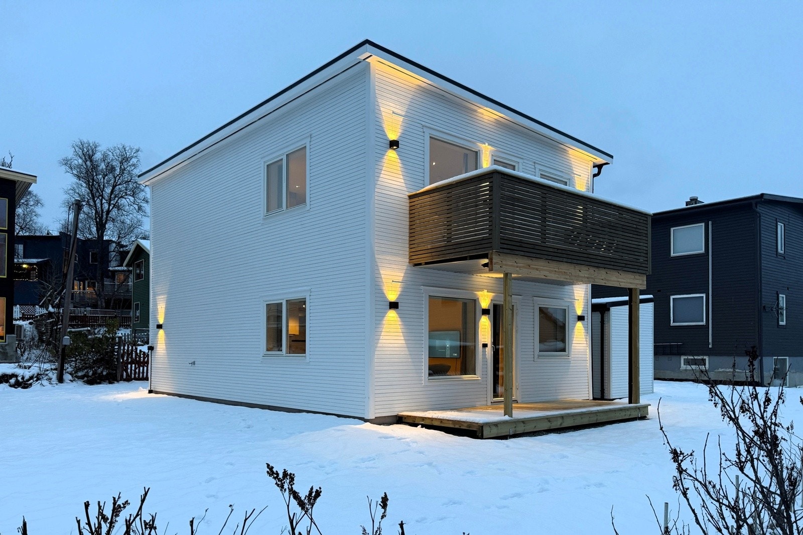 Sentrumsnær og naturnær beliggenhet på Bjerkaker. Her finner du skole, barnehage, dagligvare, treningssenter og jernvarehandel i umiddelbar nærhet.