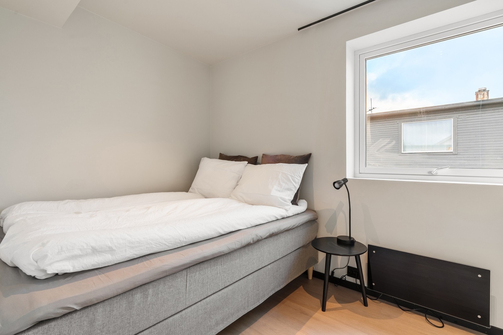 Det andre soverommet passer fint til barnerom eller gjesterom.