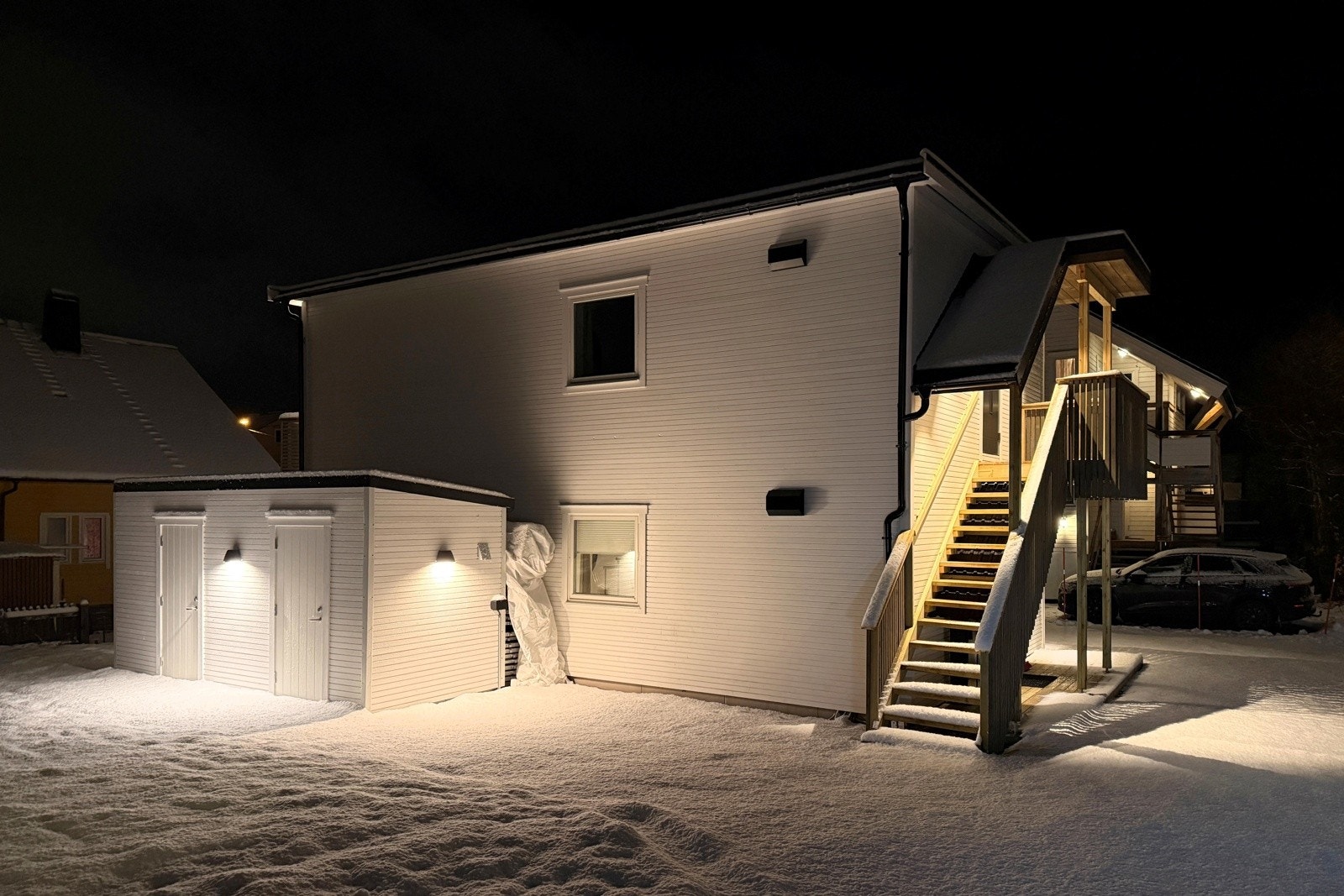 Fast parkeringsplass utenfor, hvor man også har en romslig sportsbod.