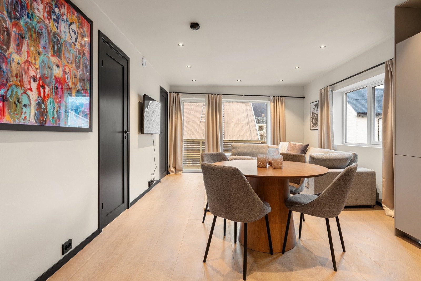 Stue/kjøkken i åpen løsning som oppleves luftig og møbleringsvennlig.