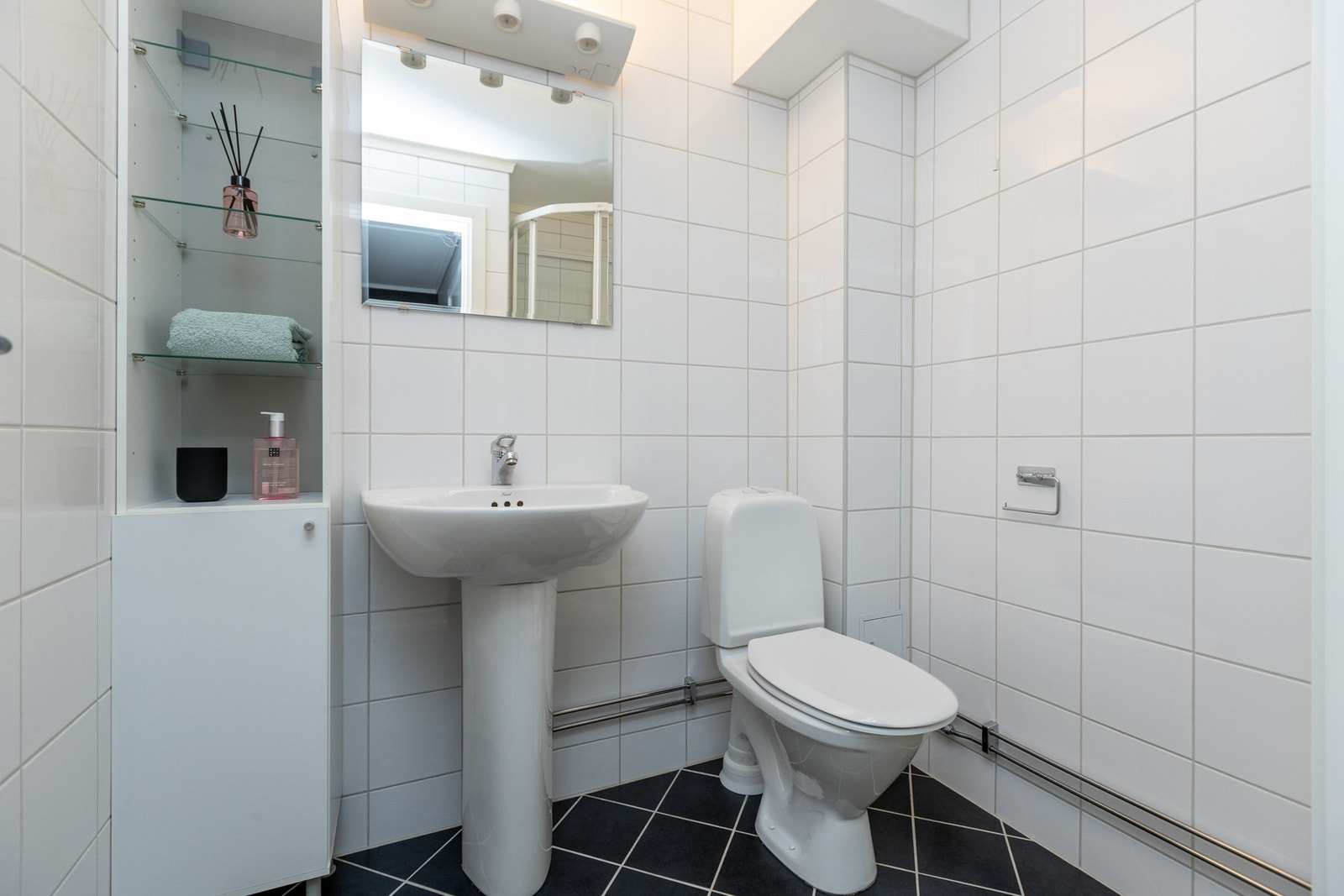 Badet er flislagt, og har varmekabler i gulv. Galleribilde