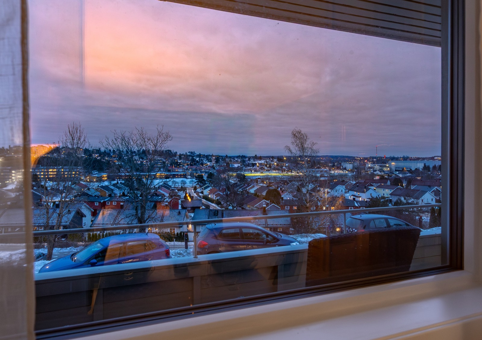 Flott utsikt fra stue og balkong. Her har du solen fra morgen og ca. til rundt 14:30. Galleribilde