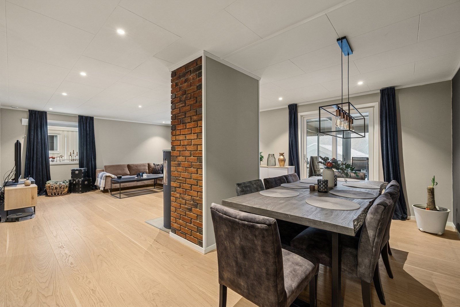 Opprinnelig er det tegnet inn soverom i denne delen av stuen. Soverom er fjernet til fordel for større stue. Galleribilde