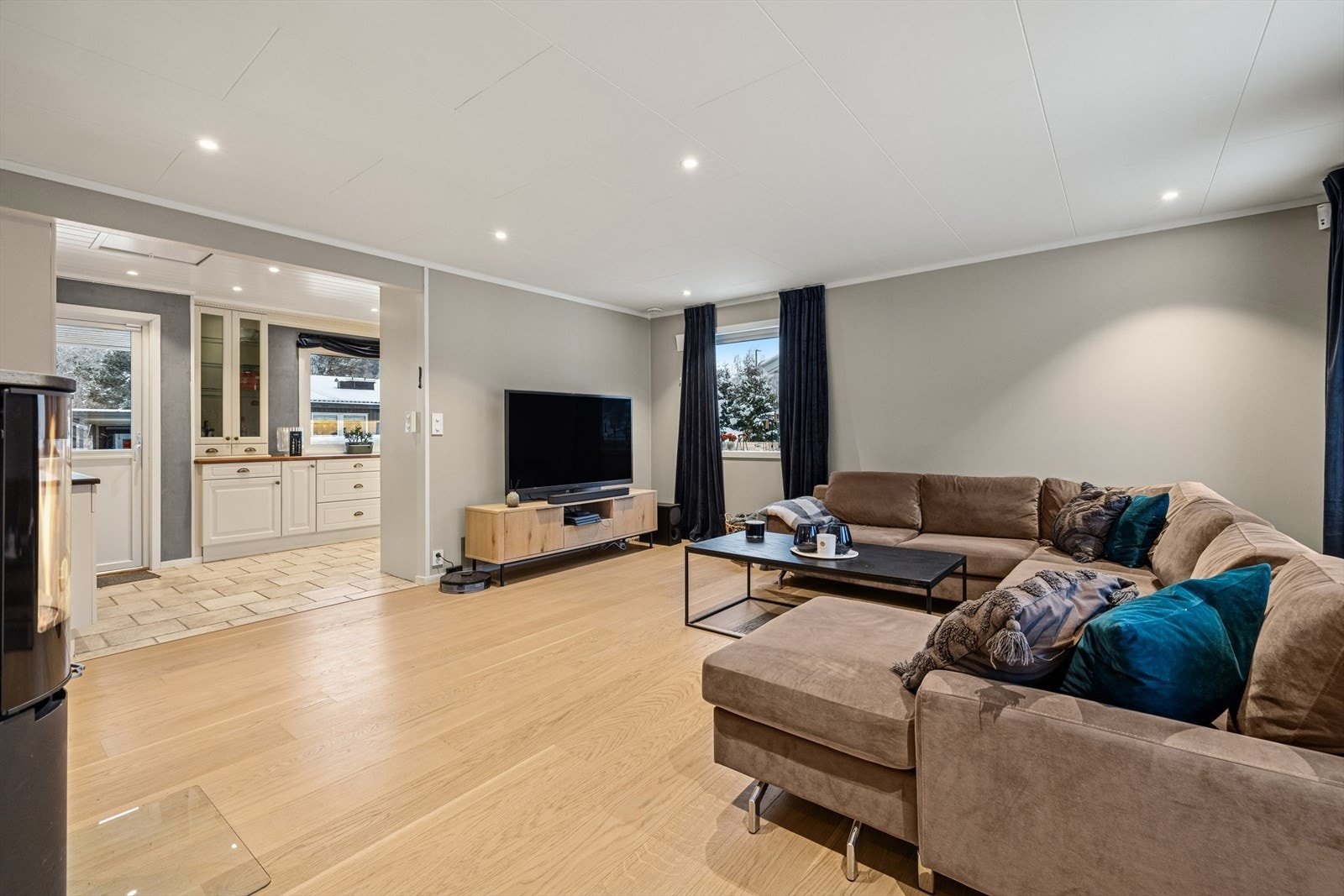 Delvis åpen løsning til kjøkkenet. Det er direkte utgang til terrasse både fra stue og kjøkken. Galleribilde