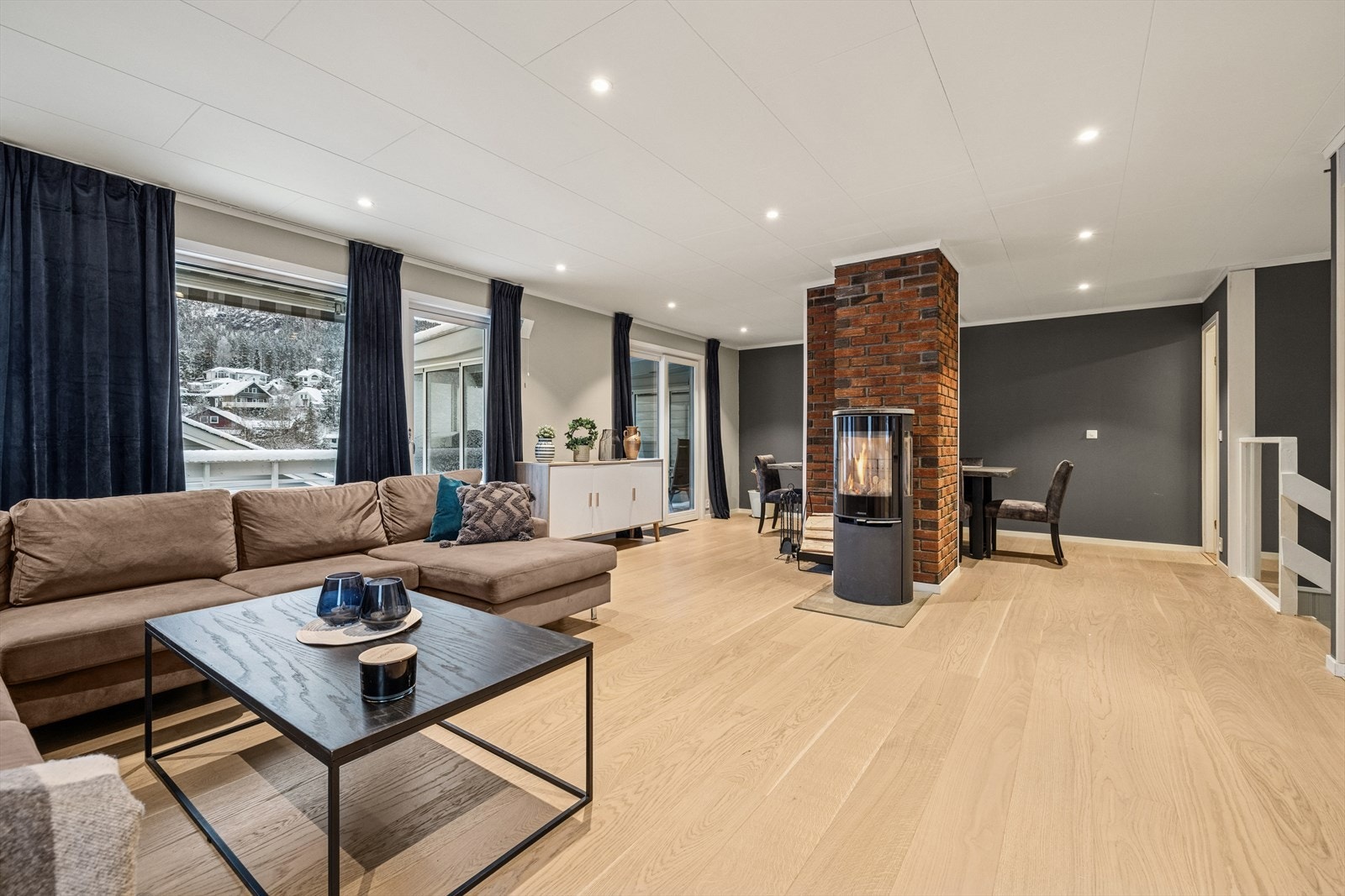 Stuen ble pusset opp i 2023. Stuen er romslig og har god plass til både sofa og spisebord. Galleribilde