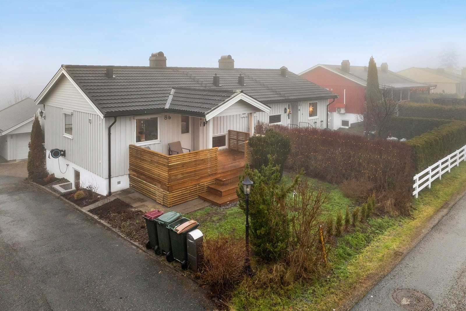 Eiendomsmegler Christine Sjødal presenterer Kongleveien 8B. Vertikaldelt tomannsbolig over to plan. Garasje med hobbyrom og carport. Nytt bad, nytt soverom, ny terrasse, oppusset stue og ny drening. Galleribilde