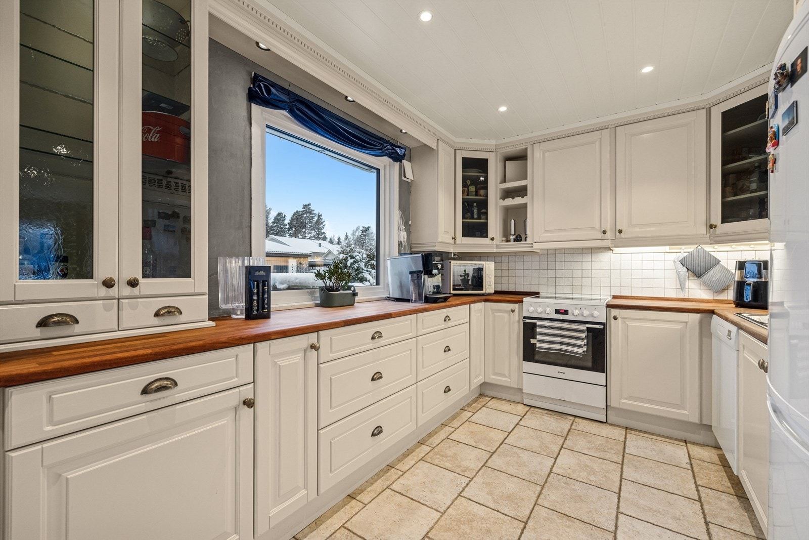 Kjøkkenet har innredning med profilerte fronter. Benkeplaten er av heltre. Galleribilde