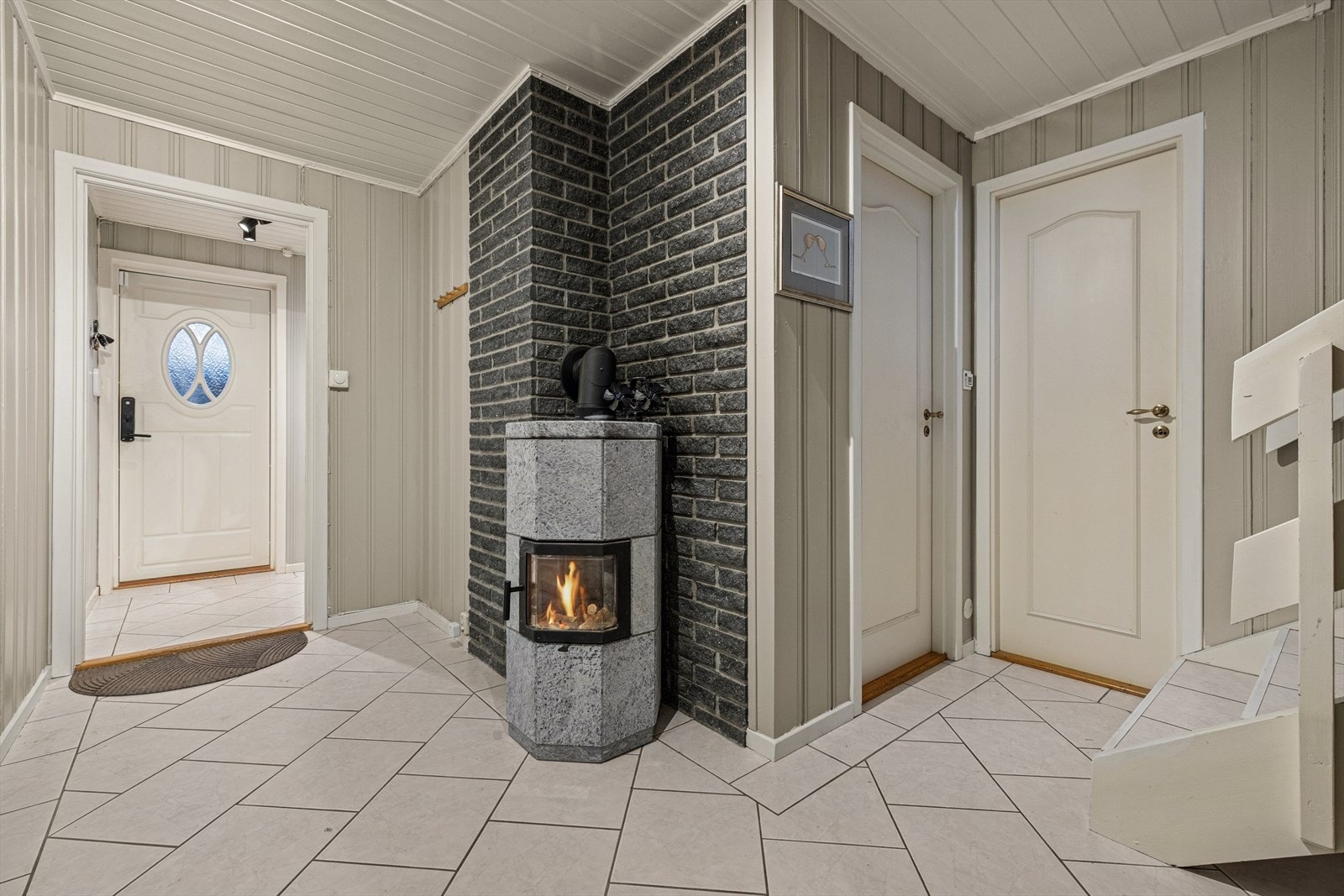 Koselig inngangsparti og vedovn i gang. Galleribilde