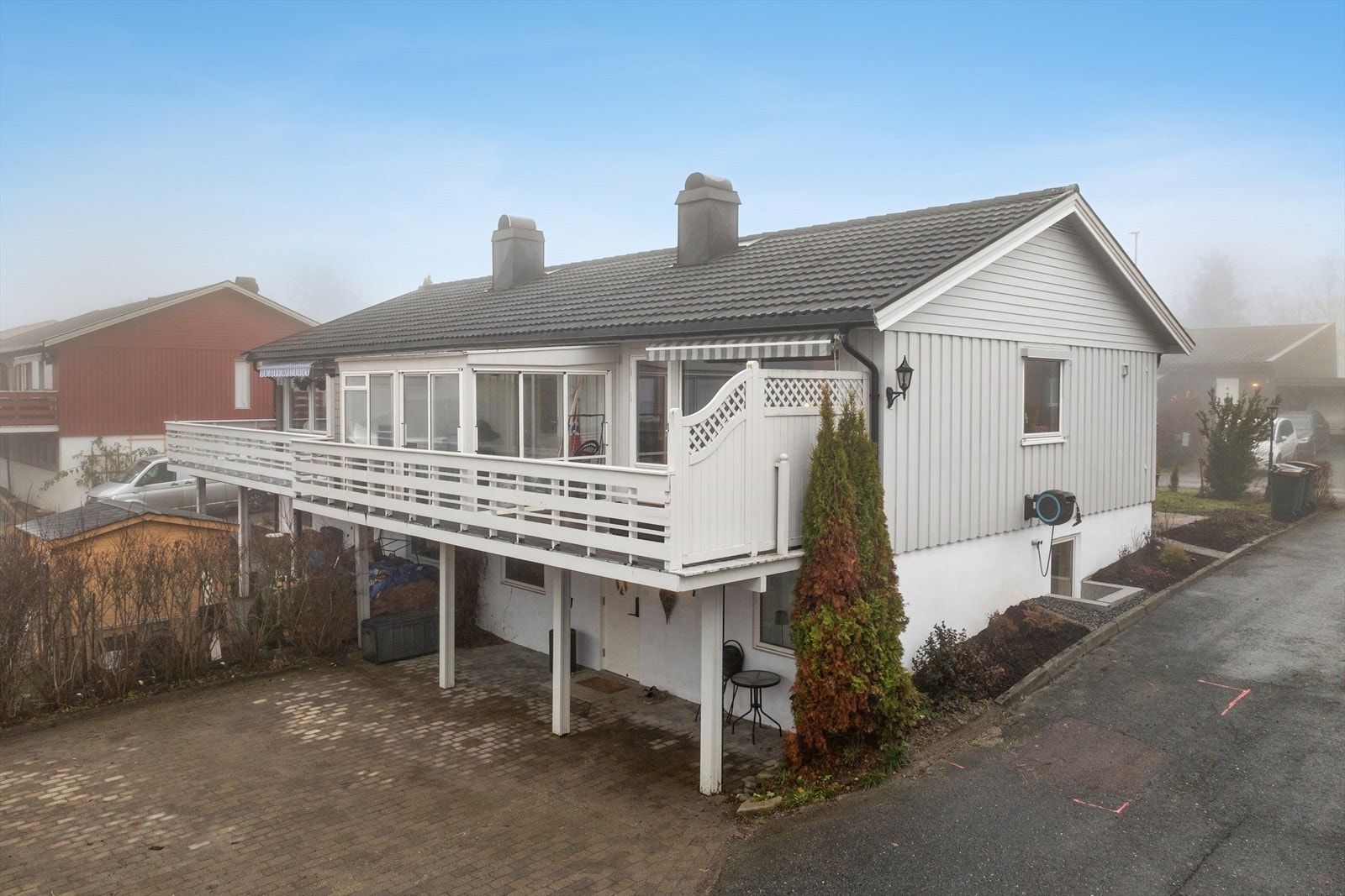 Stor og fin steinlagt gårdsplass med god parkeringsplass. Innglasset balkong på 8 kvm. Galleribilde