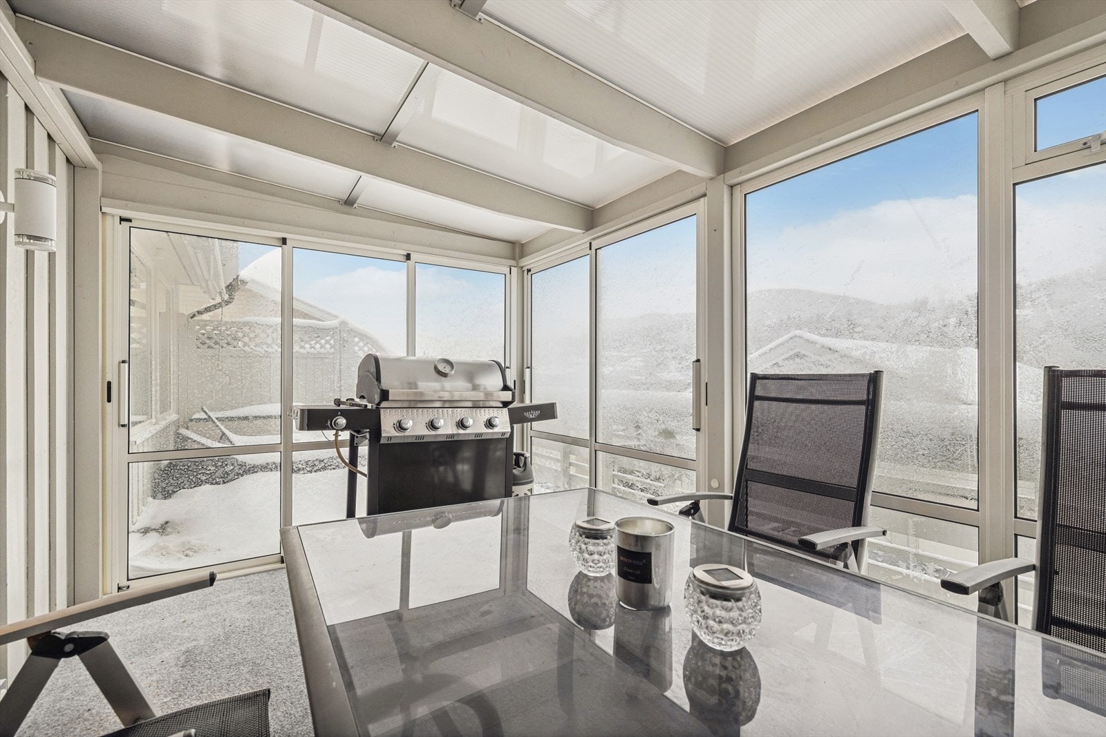 Innglasset balkong på 8 kvm med adkomst fra stuen. Galleribilde