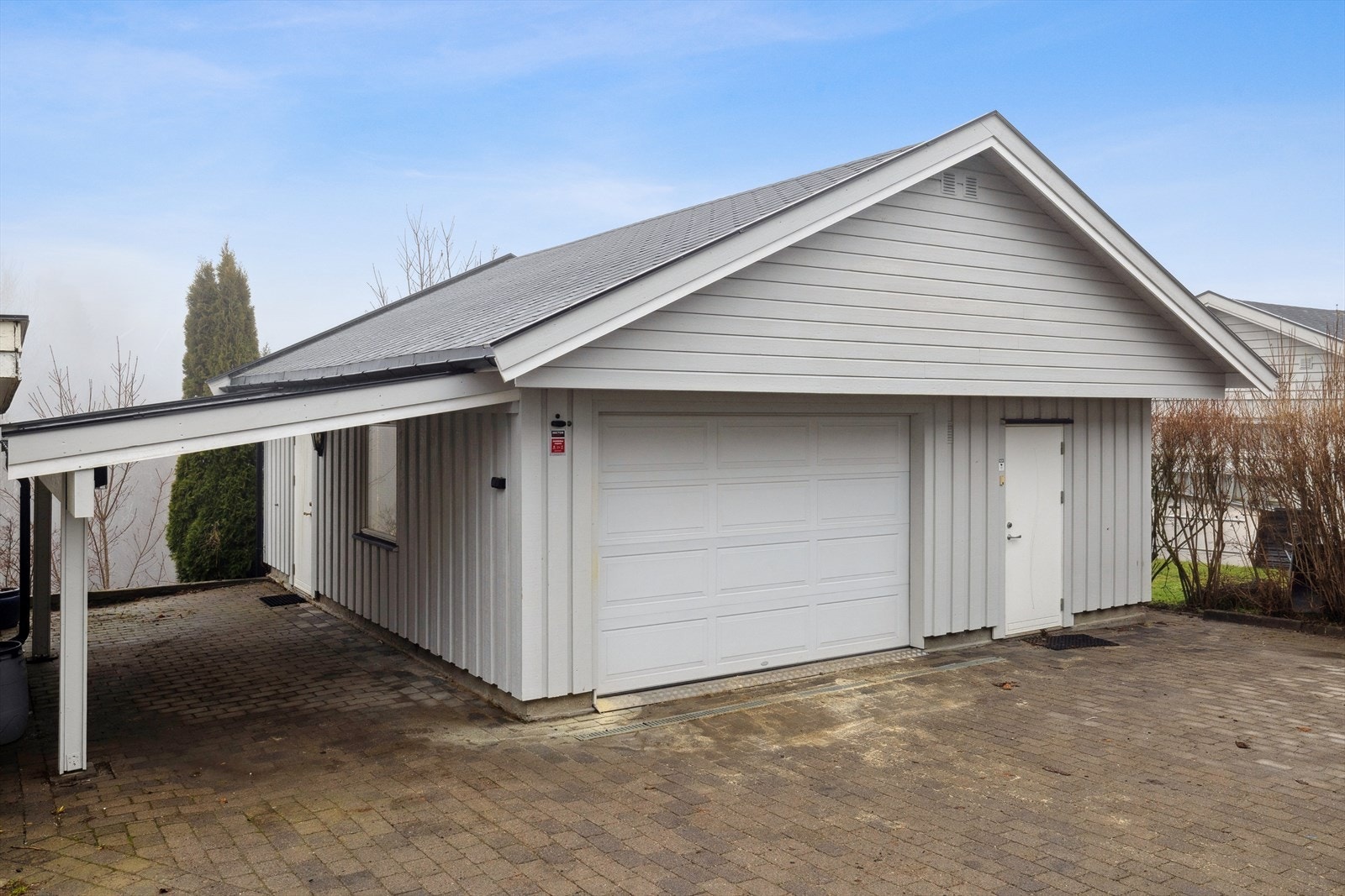 Flott garasje på 48 kvm med stort hobbyrom. Galleribilde