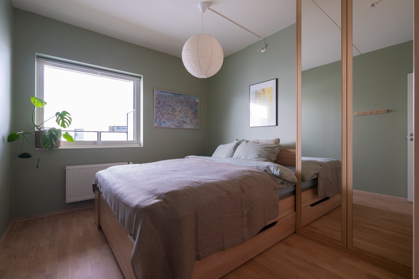 Hovedsoverommet er av god størrelse og har plass til dobbeltseng med tilhørende nattbord. Galleribilde