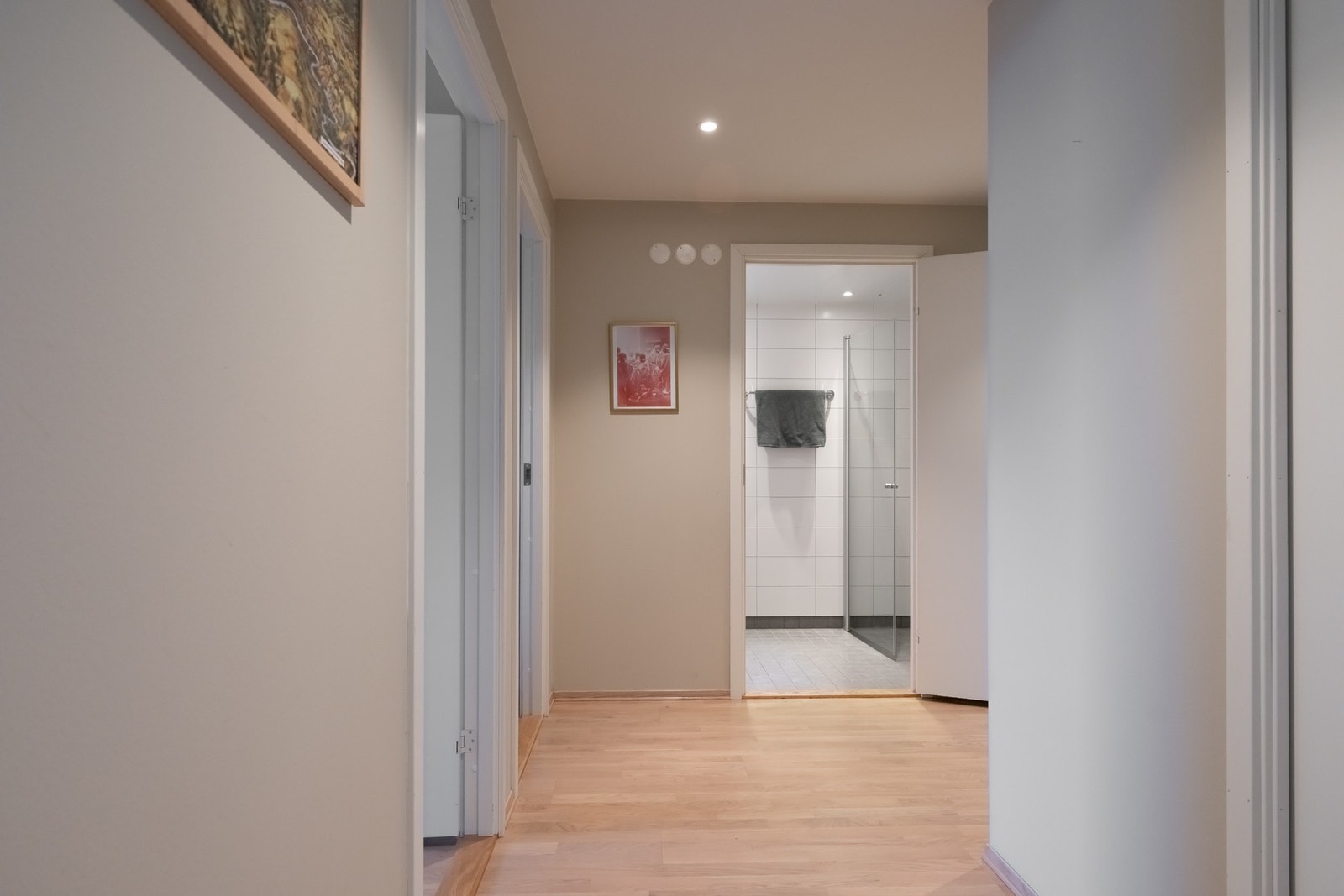 Når inngangsdøren åpnes møtes du av en lys entré med parkett på gulv - noe som er gjennomgående for hele boligen med unntak av badet. Galleribilde