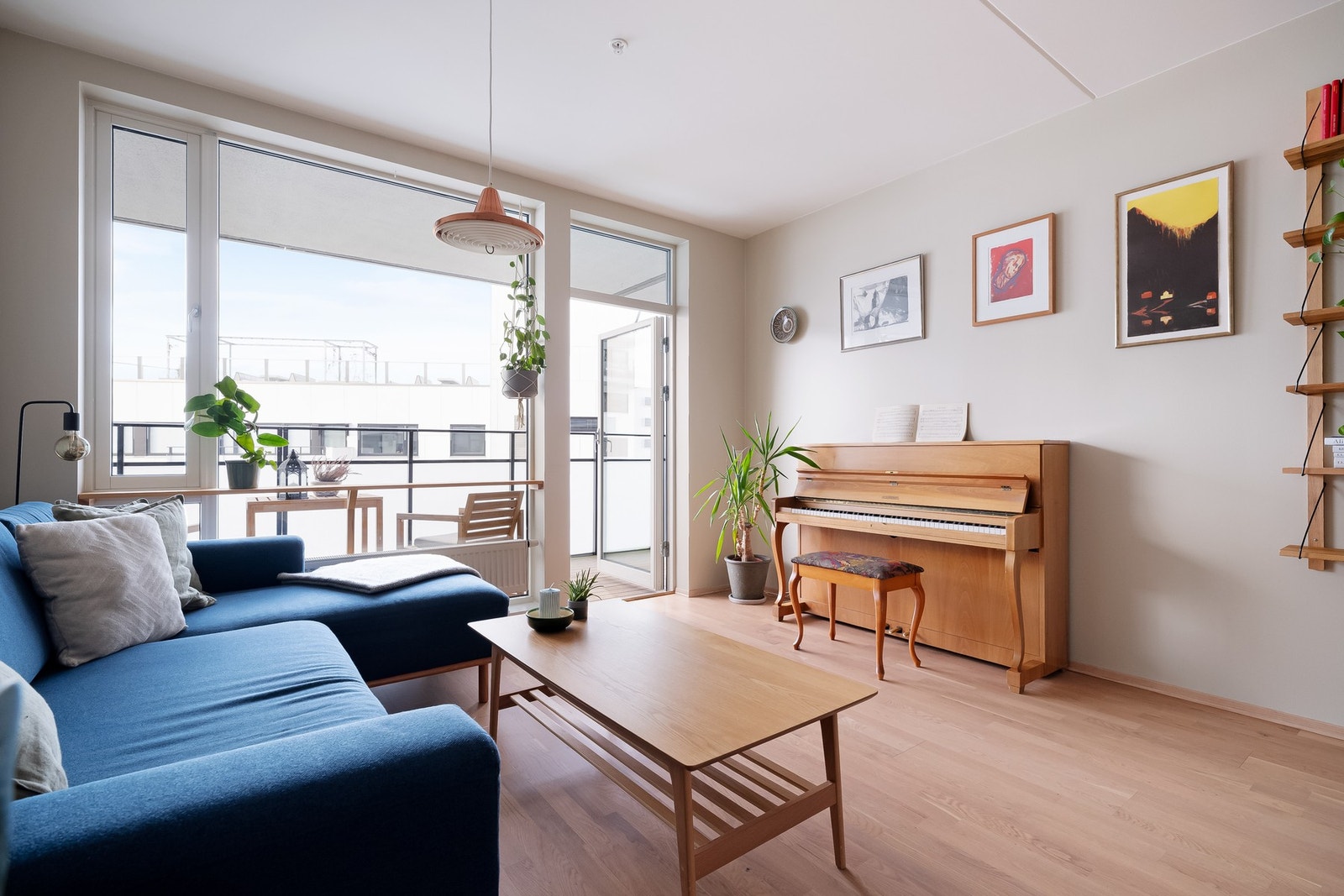 Stue- og kjøkken er i en åpen løsning og gir med det et sosialt allrom. Galleribilde