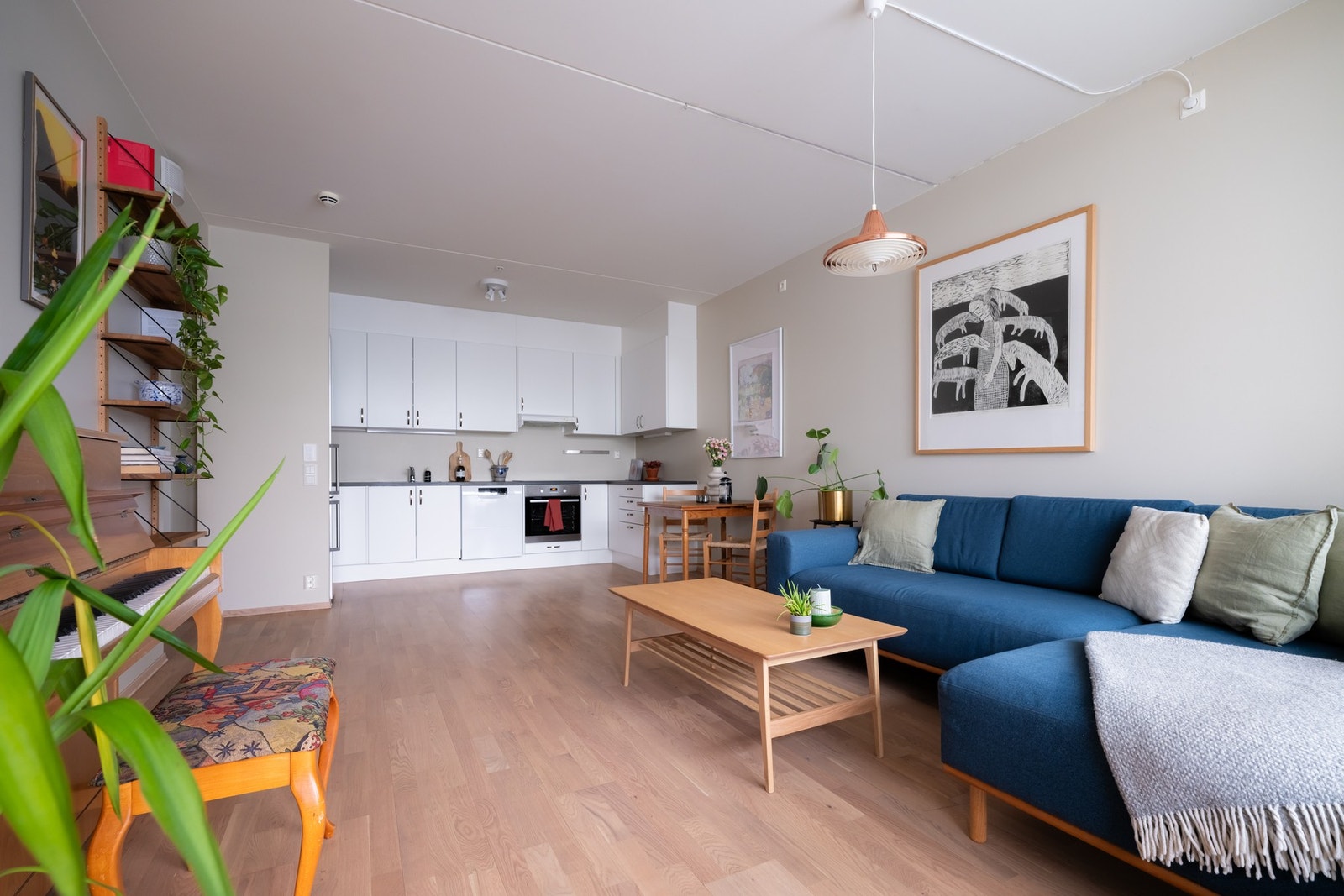 De store vindusflatene gir godt med naturlig lysinnslipp og gir en lys, luftig romfølelse. Galleribilde