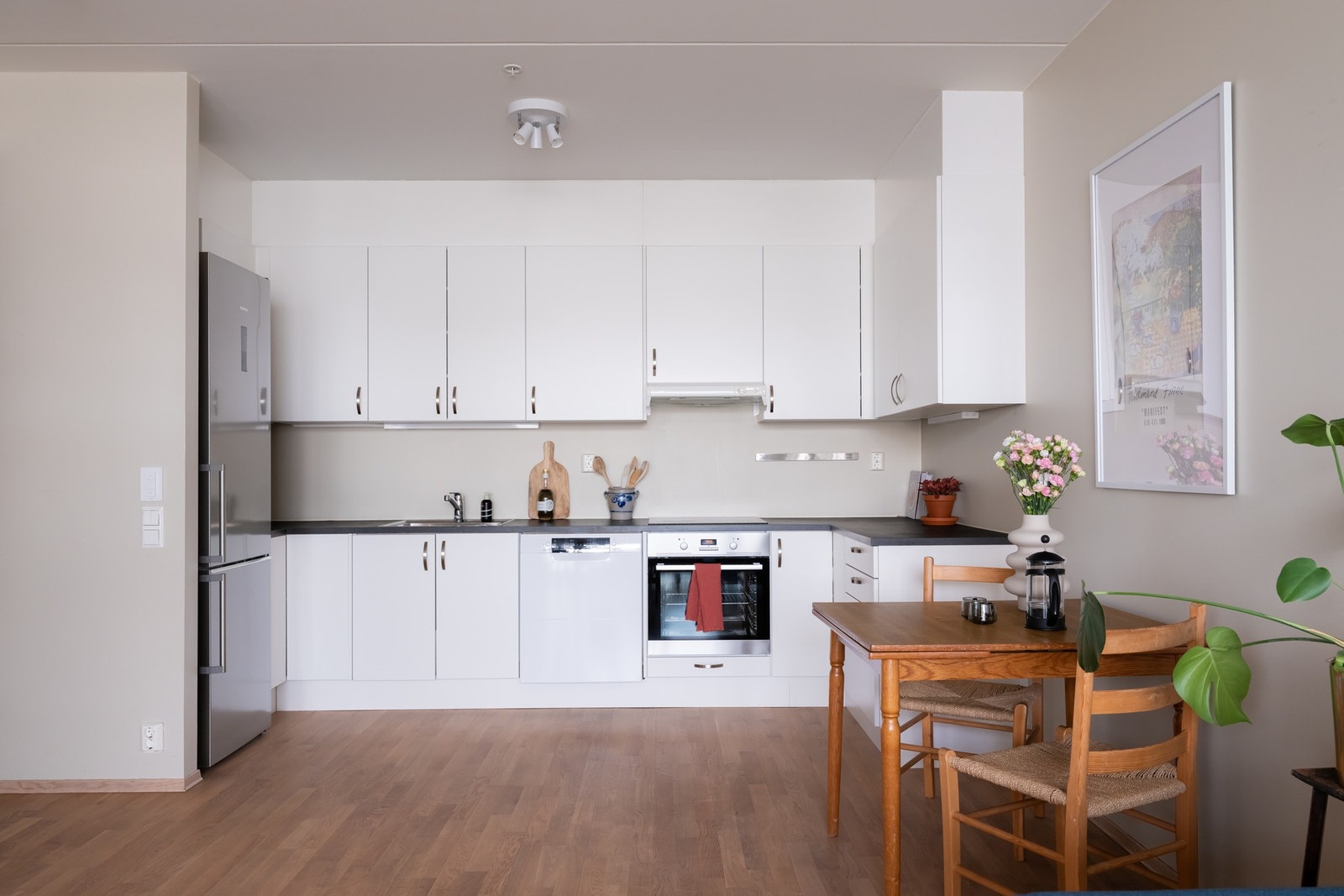 Innredningen består av lyse glatte fronter, laminat benkeplate og nedfelt oppvaskkum med ett-greps armatur. Galleribilde