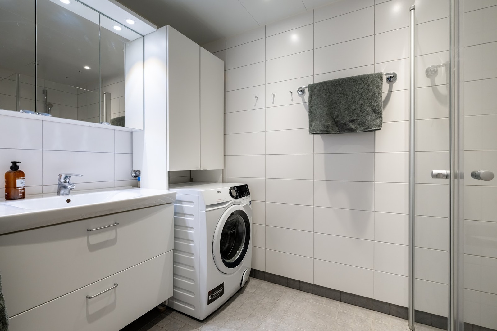 Innredningen består av servant med to skuffer under og et stort speilskap. Veggskapet er frittstående og kan medfølge om ønskelig. Galleribilde