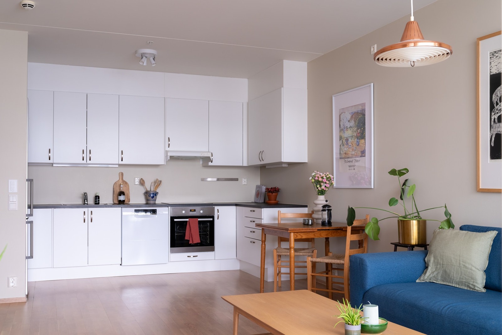 Kjøkkenet er godt utnyttet med mye skap, skuffer og benkeplass. Galleribilde