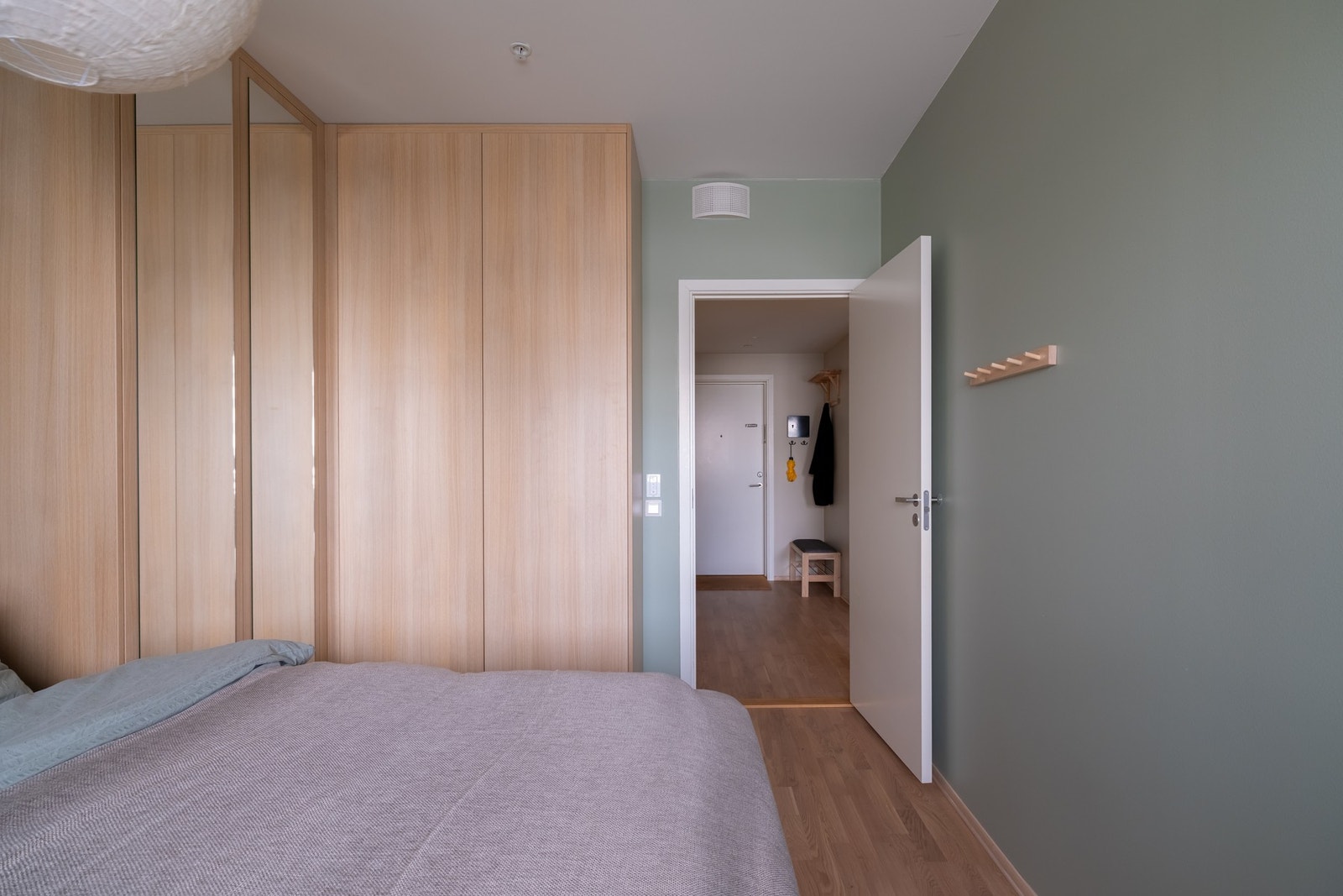 Videre har rommet en romslig garderobeløsning som selvsagt blir stående og gir godt med oppbevaring. Galleribilde