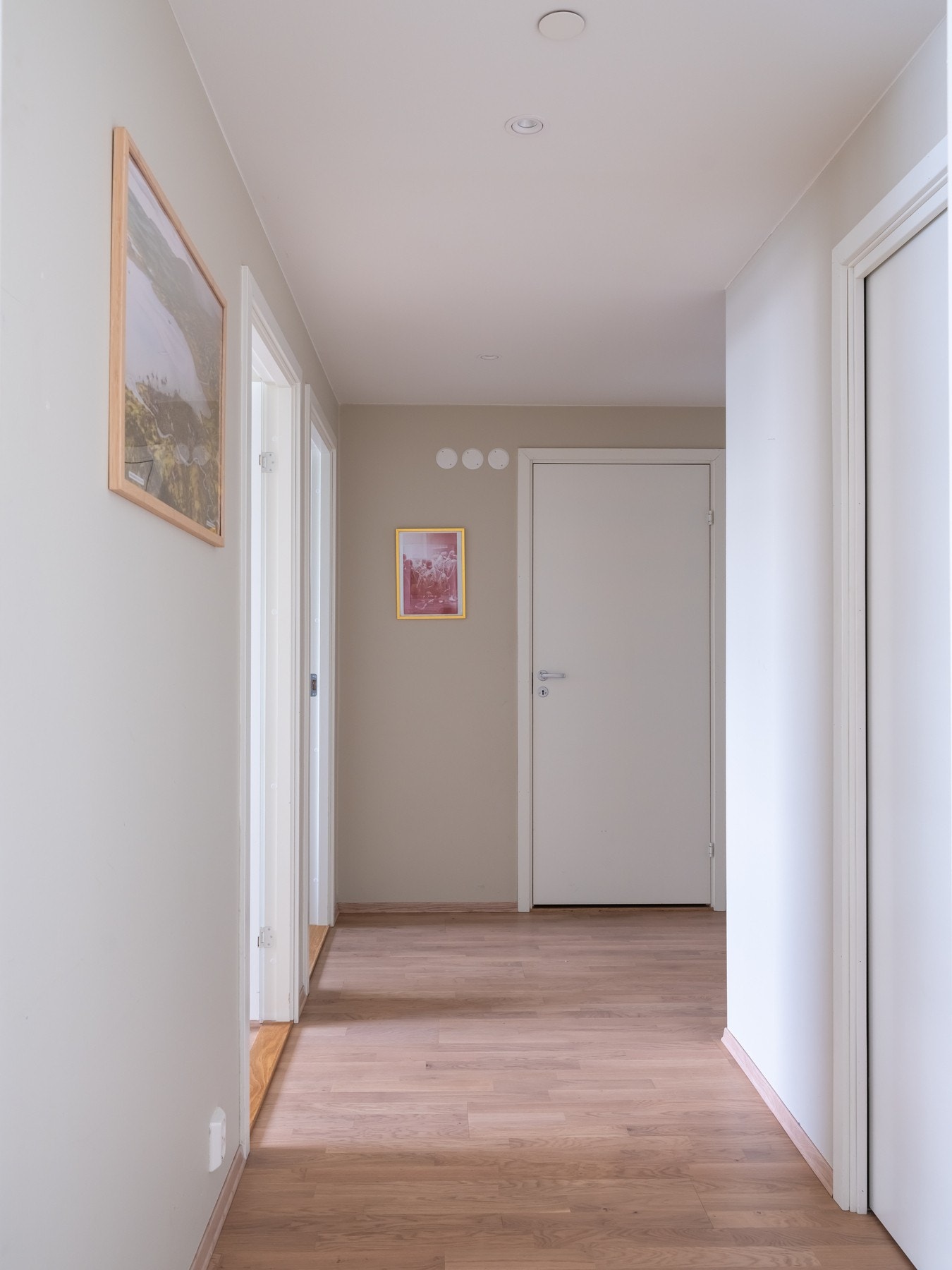 I tilknytning til entréen er det en praktisk innvendig bod som kan benyttes for oppbevaring av klær og annet. Galleribilde