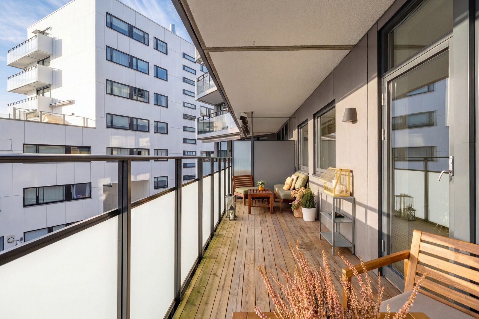 Balkongen har god plass til balkongmøblement, grill og beplantning. Galleribilde