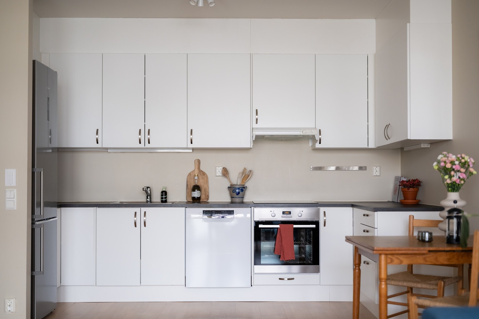 Det er integrert platetopp og stekeovn - disse medfølger naturligvis ved salg. Galleribilde