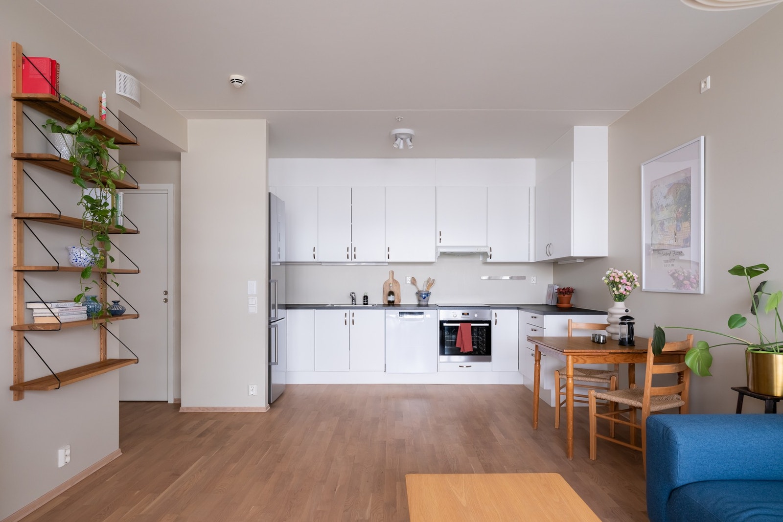 Fyring og varmtvann (a-konto), samt TV/internett er inkludert i felleskostnadene. Galleribilde