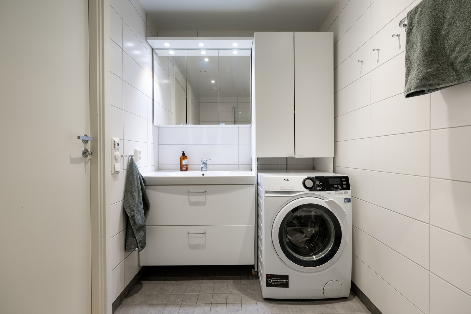 Videre er det vegghengt toalett og dusjhjørne med svingbare dører som frigjør plass på gulvet. Galleribilde