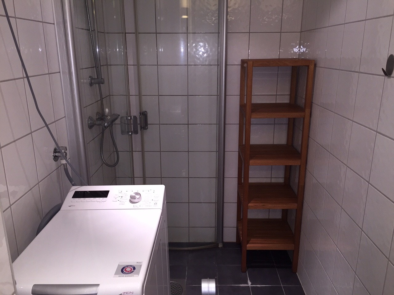 Flislagt bad med vaskemaskin Galleribilde