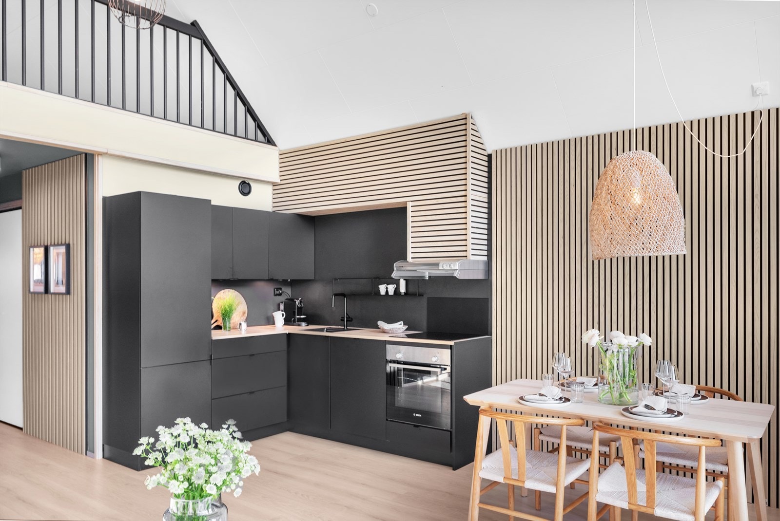 Kjøkken - praktisk innredet med god benk- og lagringsplass Galleribilde