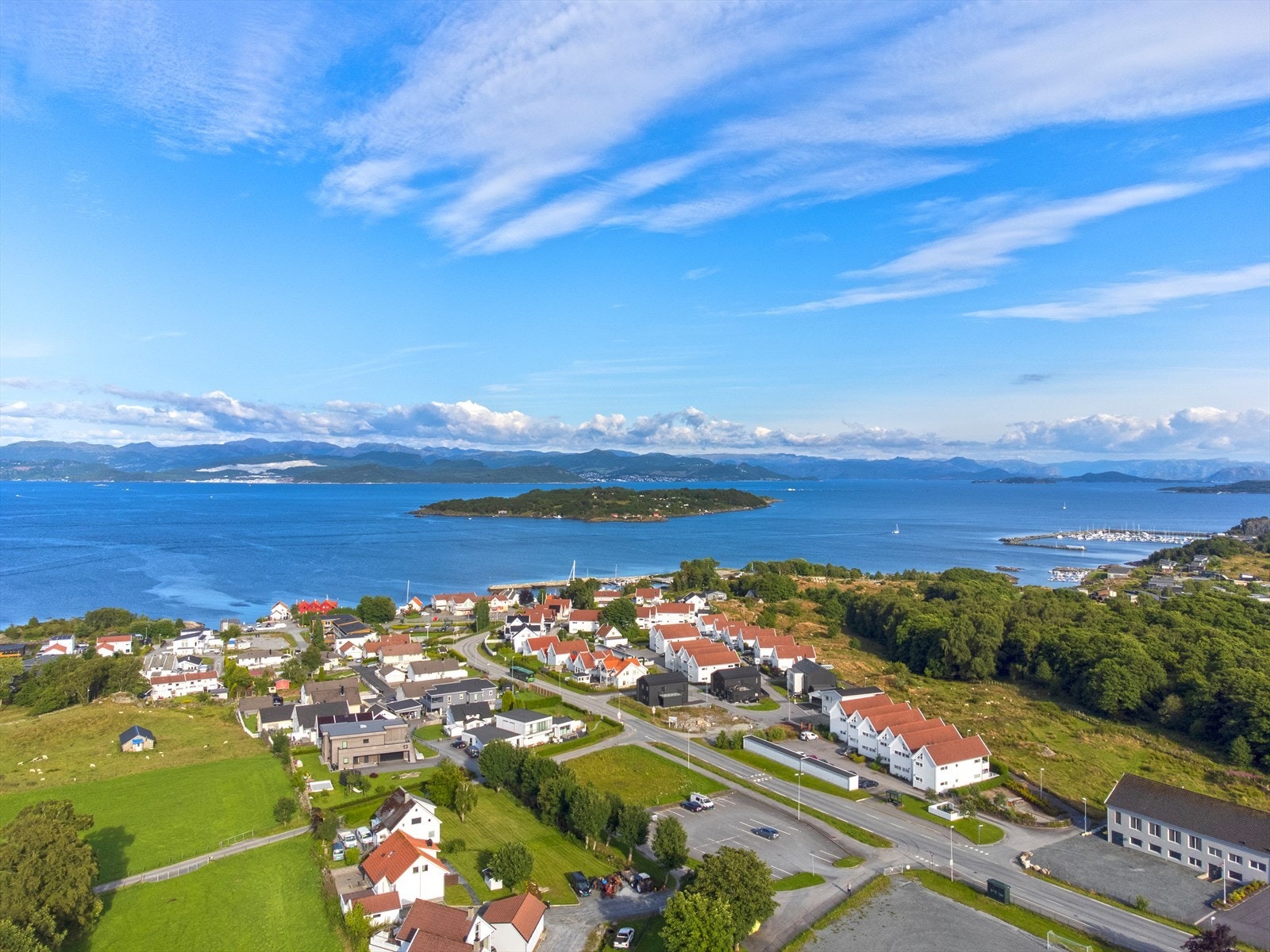 Luftfoto - kort vei til dagligvarebutikk, barnehage og offentlig transport Galleribilde