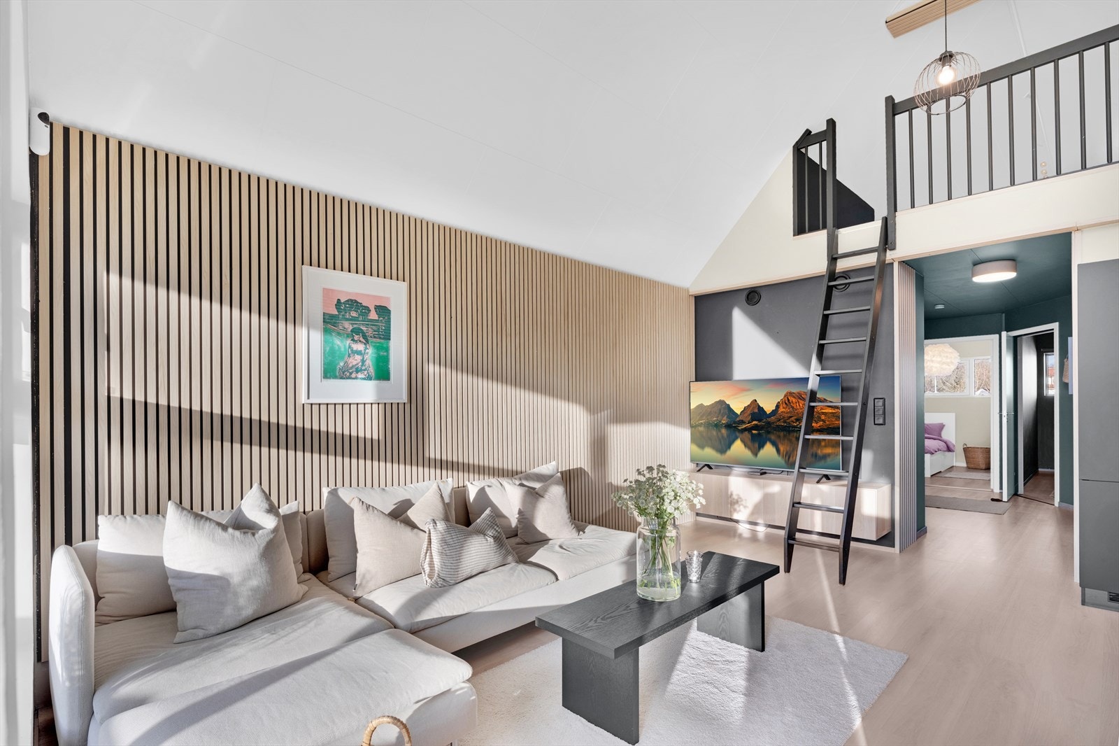 Stue - den ekstra takhøyden, kombinert med store vindusflater gir en god romfølelse Galleribilde