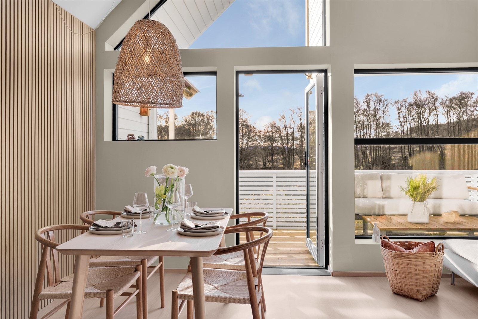 Stue - utgang til solrik veranda Galleribilde