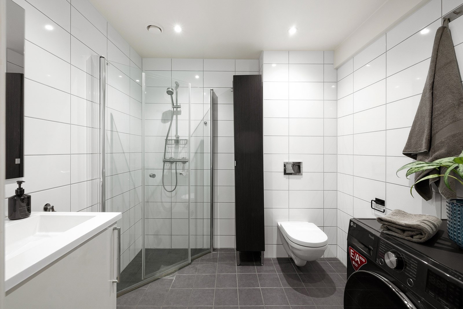 Badet er av god størrelse, og var nytt i 2018. Badet er utstyrt med vegghengt wc, servant med skap under og dusj i hjørne med innadslående dører. Galleribilde