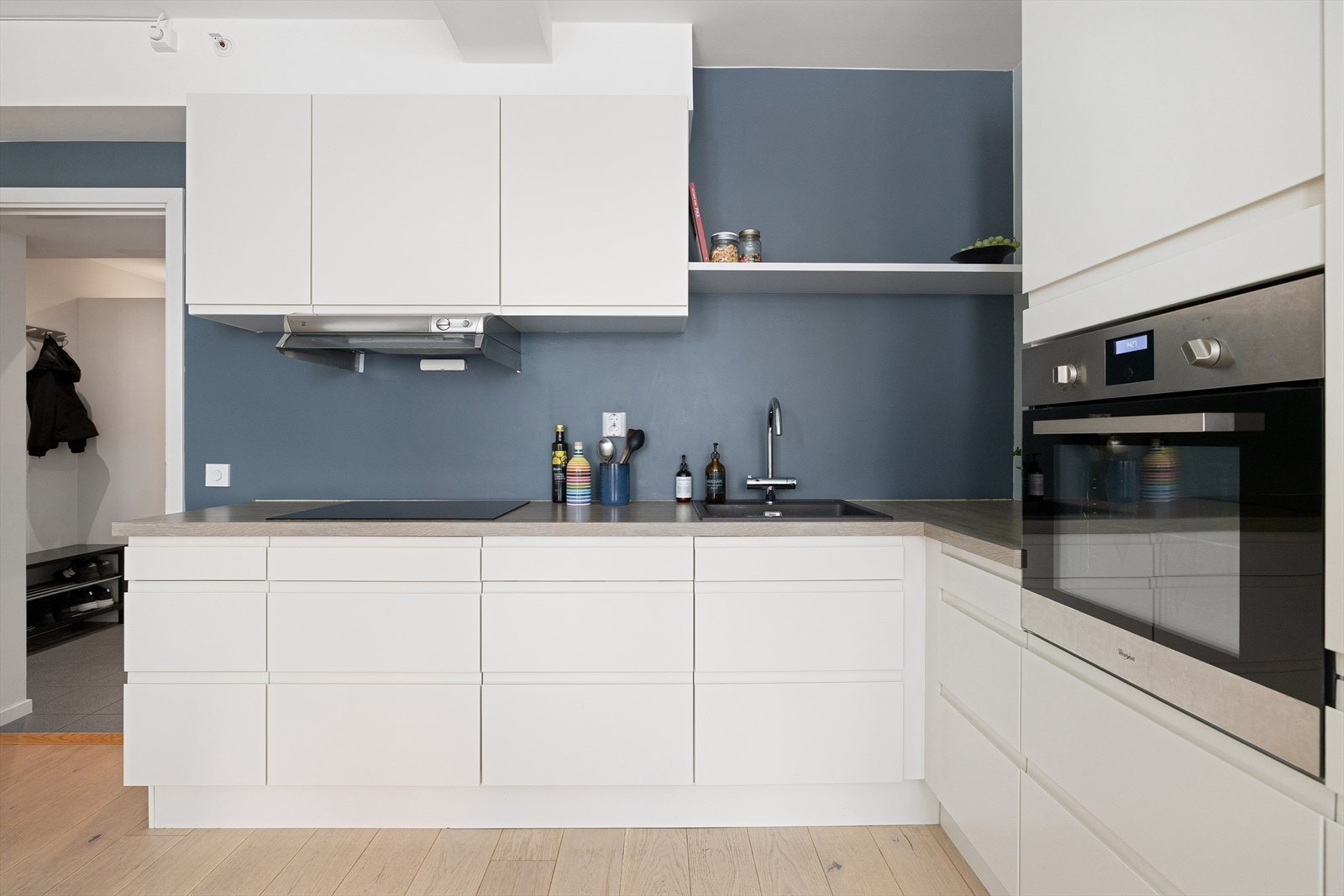 Kjøkkeninnredningen er fra HTH, og var ny i 2018. Innredningen består av laminat benkeplate, ventilator vifte og nedfelt kum. Galleribilde