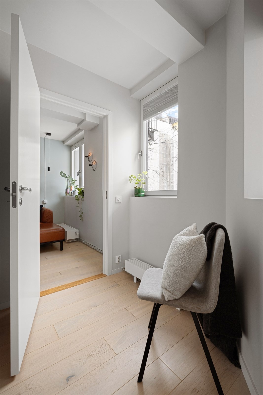 Leiligheten oppleves lys og luftig, og er malt i behagelige fargetoner. På gulvet finner man en flott enstavs eikeparkett og takhøyden er på 2,54 meter. Galleribilde