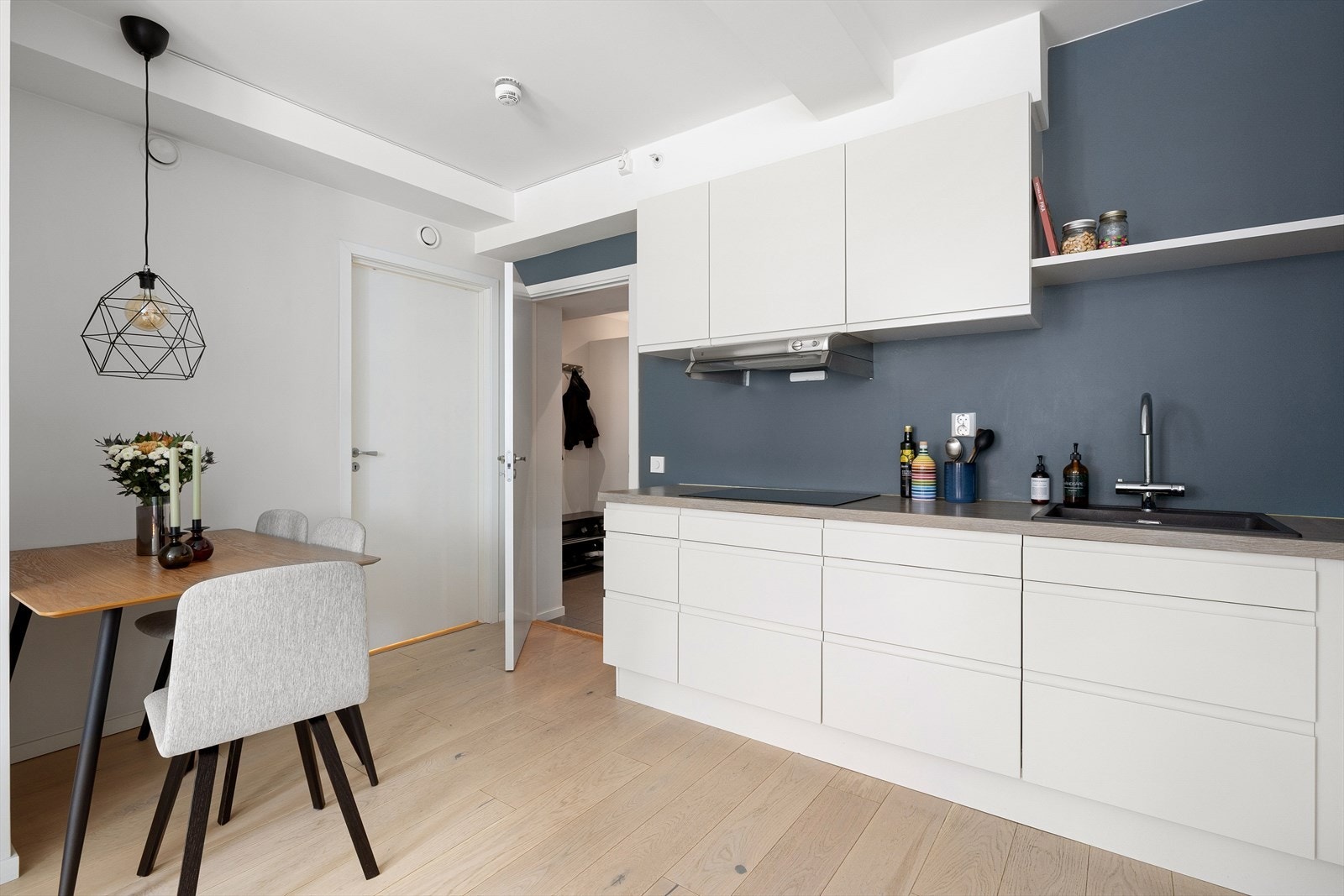 Her får man kvaliteter som balansert ventilasjon, nye vinduer (2018), samt varmtvann og fyring inkludert i de månedlige felleskostnadene. Galleribilde