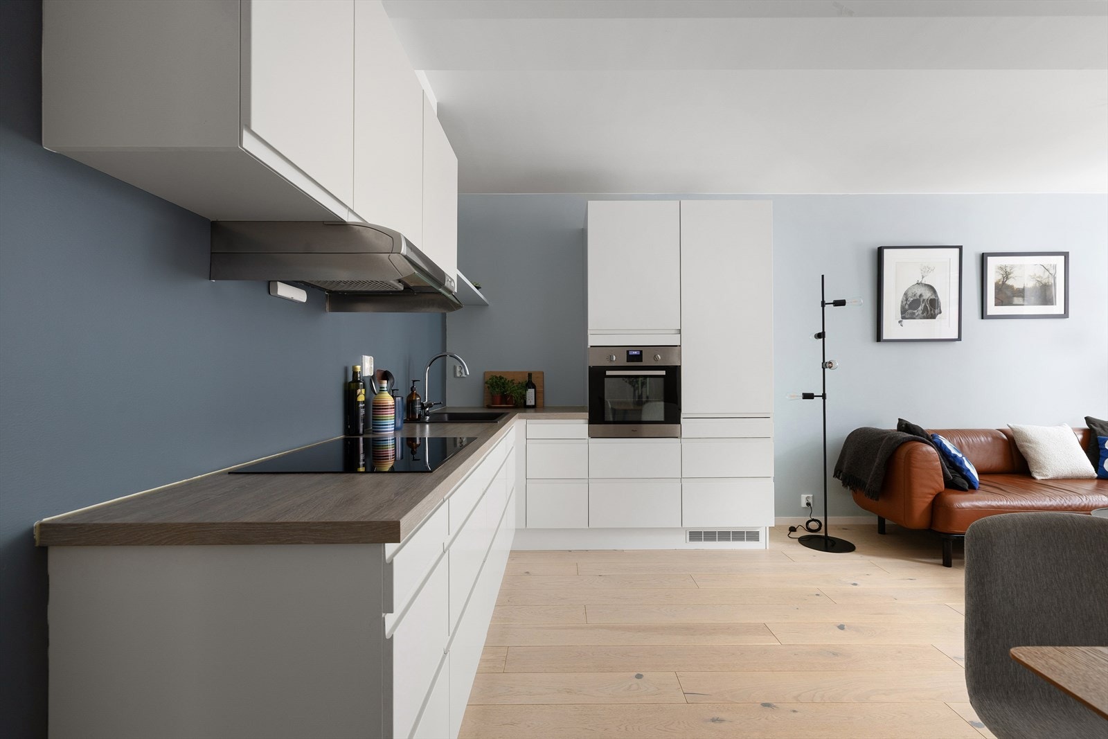 Videre er det integrert komfyr, induksjon platetopp, oppvaskmaskin og kjøl/frys. Galleribilde