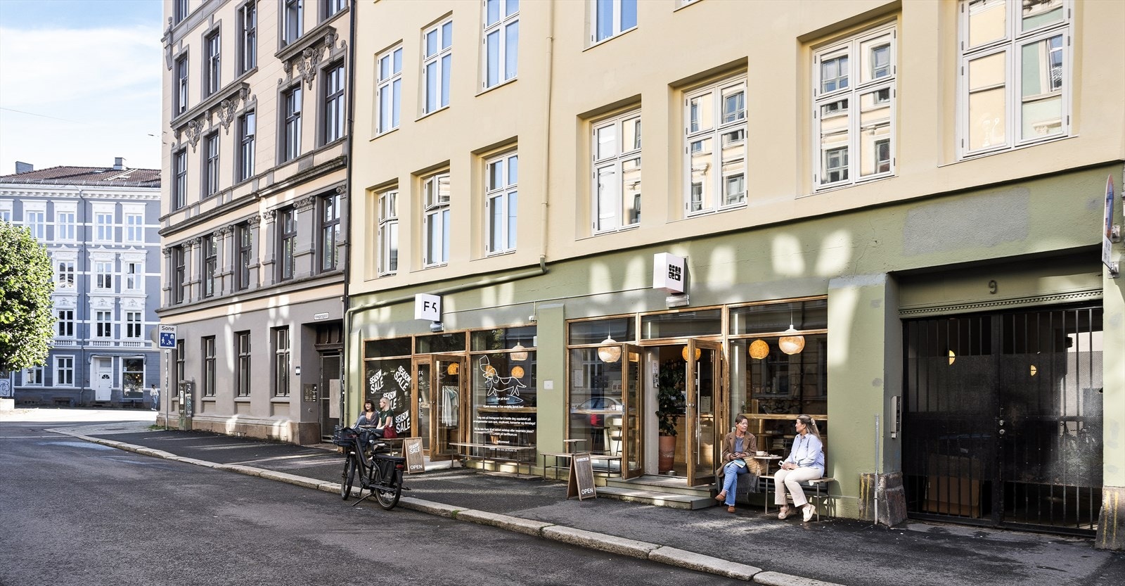 Hyggelig Rathkes Plass som ligger rett ved boligen, har sittegrupper, fontene, restauranter med uteservering og butikker. Ved inngangspartiet er det åpnet opp ny kafé som kan tilby kaffe og bakevarer. Galleribilde