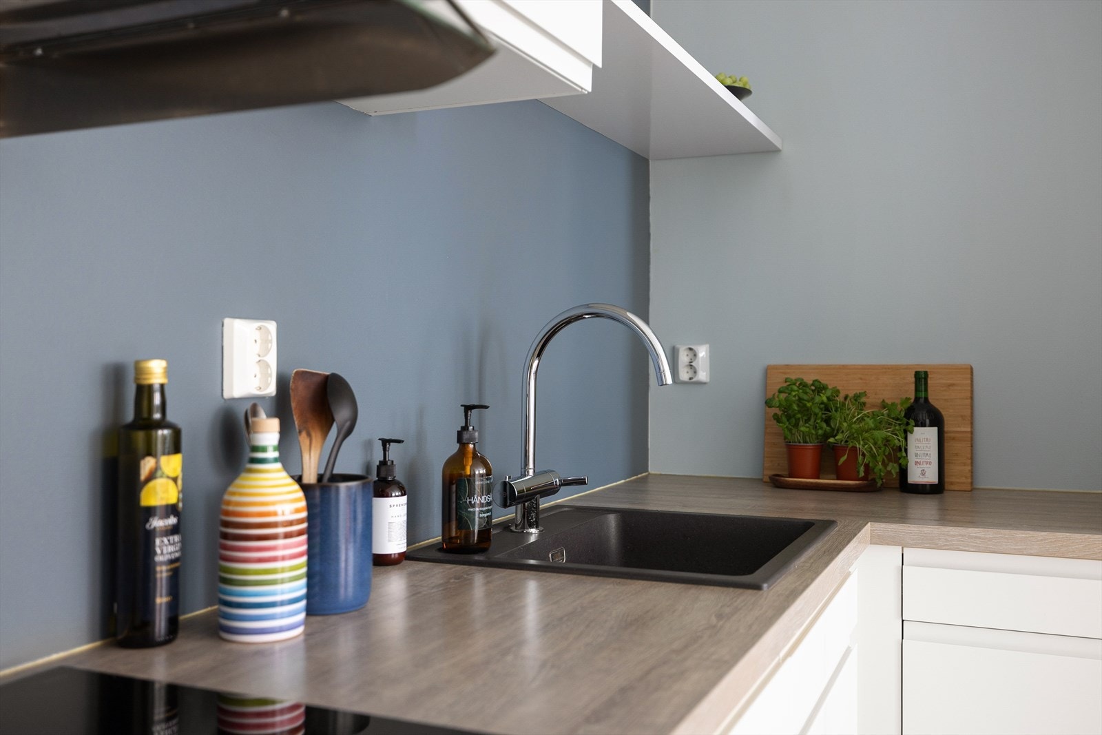 Det er rikelig med både skap- og benkeplass til matlagingen. Galleribilde