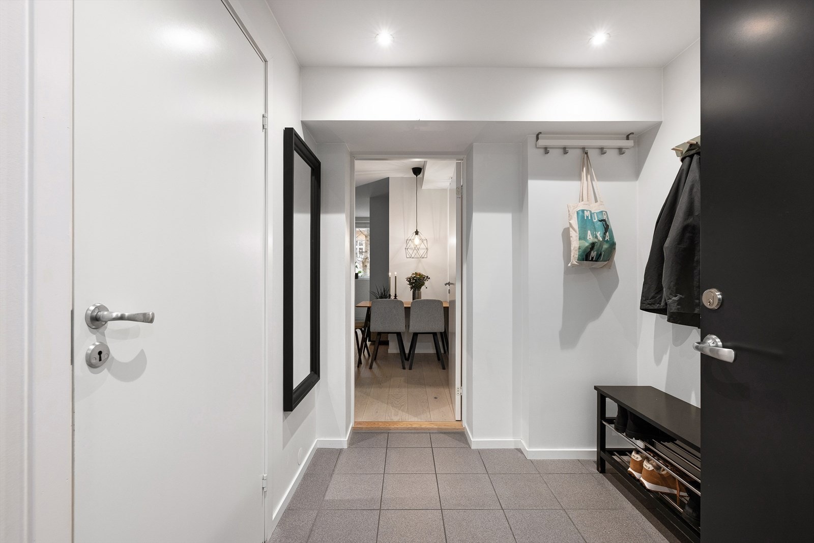 Badet ligger i en praktisk tilknytning fra entréen, og fint tilbaketrukket fra boligens oppholdsrom. Galleribilde