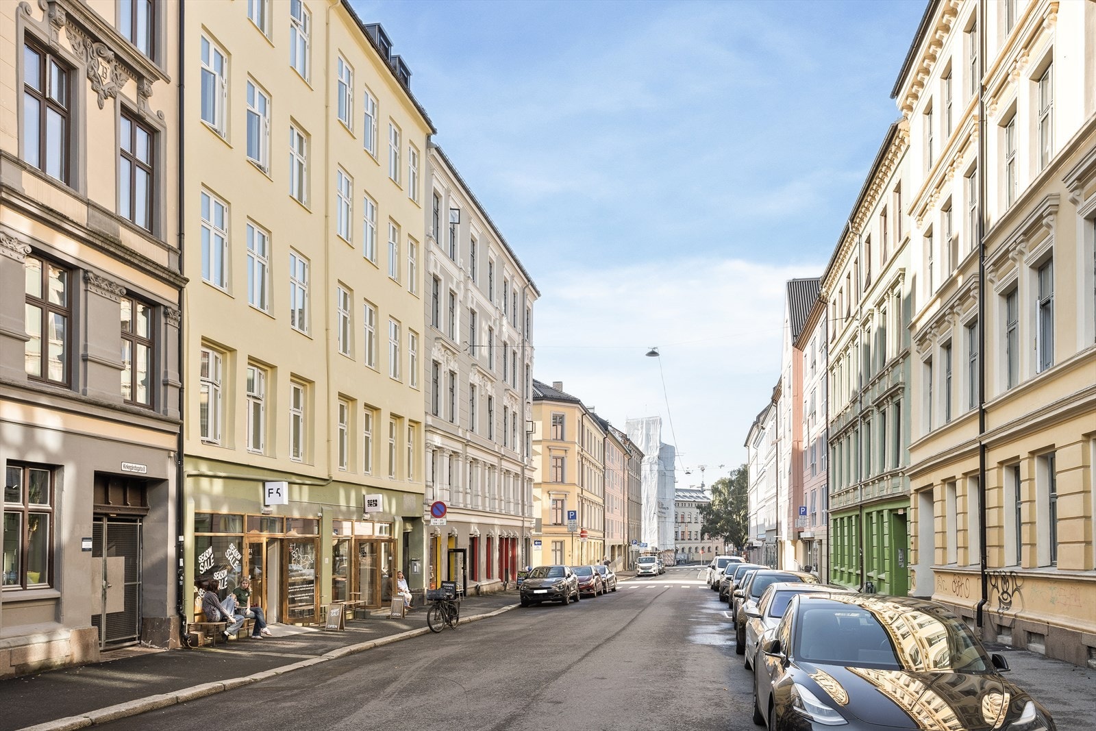 Fantastisk beliggenhet i enveiskjørt gate nedenfor Sofienbergparken. Her finner du et rikt utvalg av koselige kaféer, anerkjente restauranter og spennende vinbarer. Galleribilde
