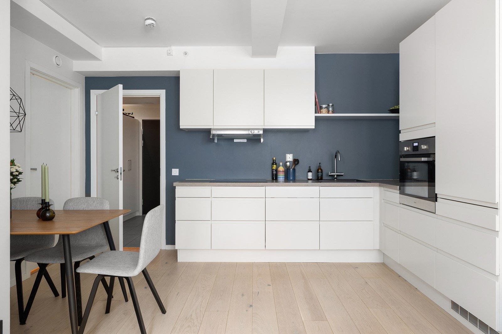 Kjøkkenet ligger i en åpen løsning mot resten av stuen. Galleribilde