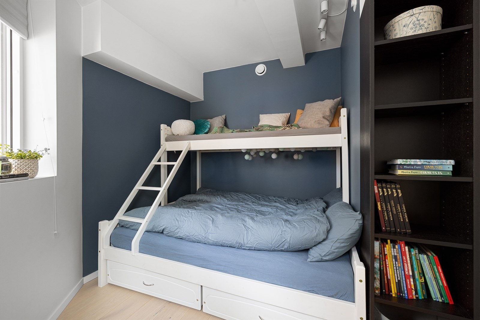 Soverommet har plass til dobbeltseng, og øvrig innredning etter ønske og behov. Galleribilde