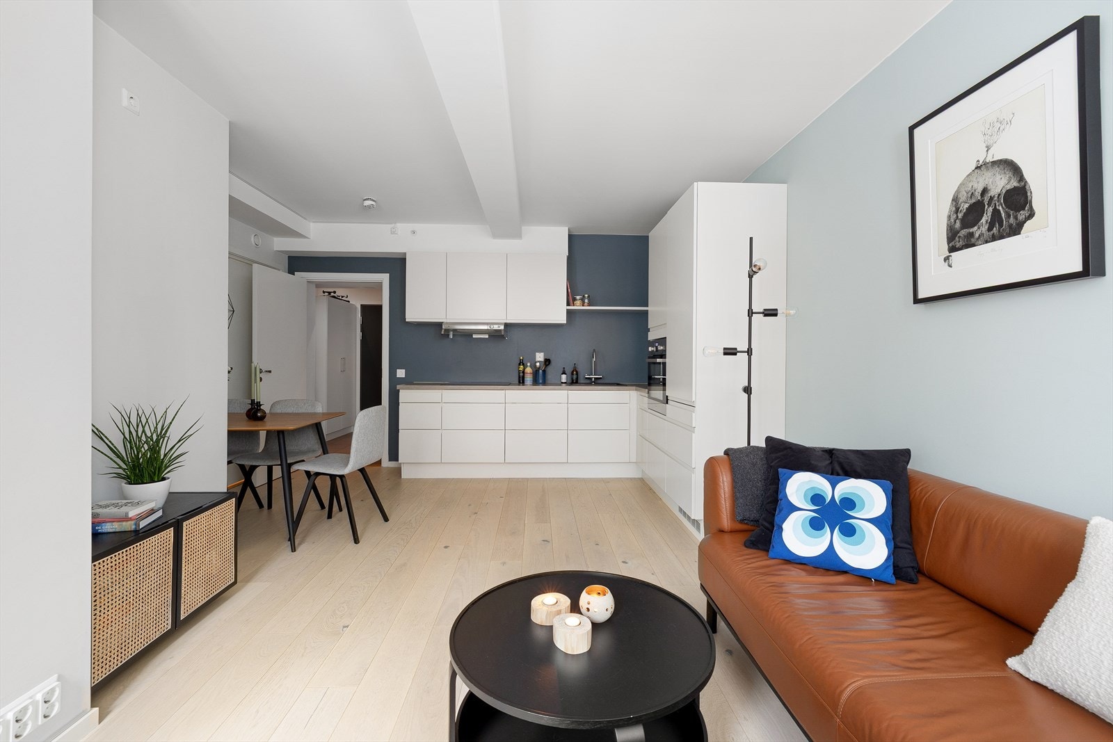 Både leiligheten og bygården ble renovert i 2018, og holder med det en gjennomgående god standard. Galleribilde