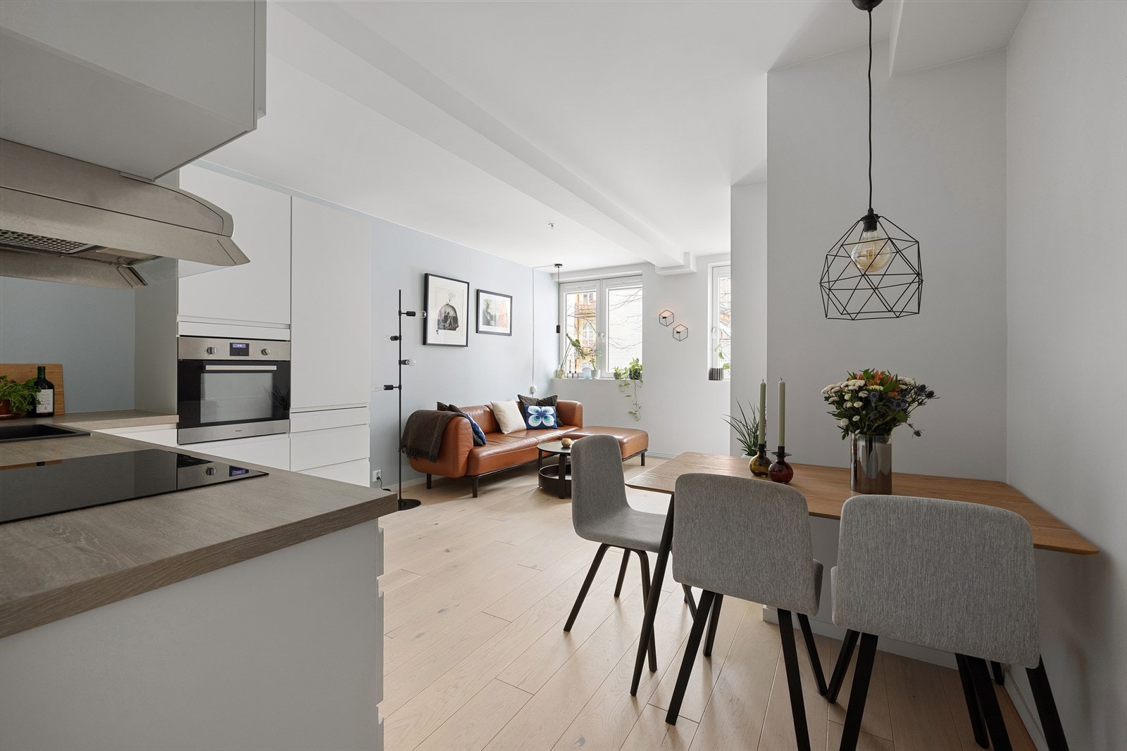 Leiligheten har en god og praktisk planløsning, og det er naturlige soner for både spisebord og sofaseksjon. Galleribilde