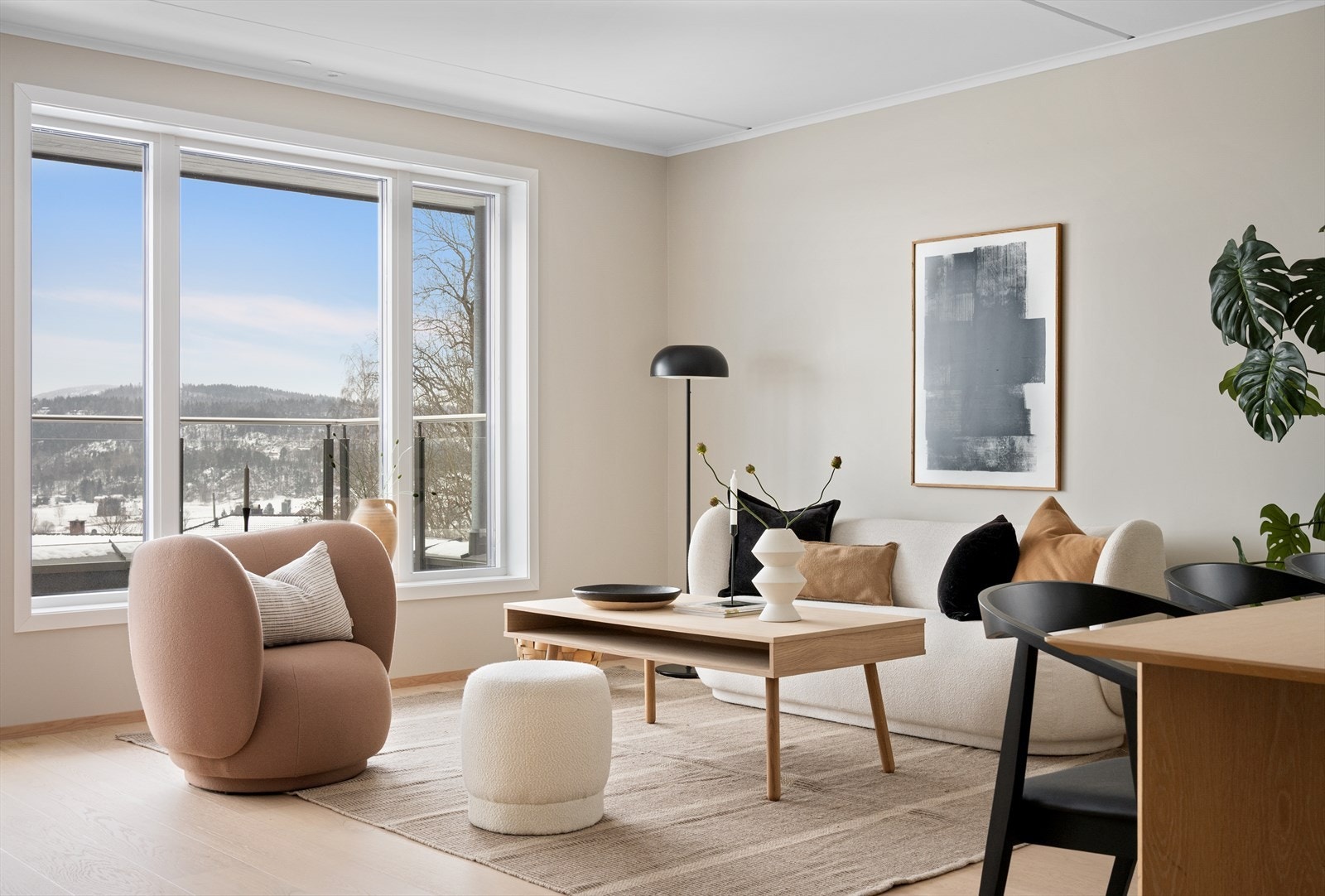 Denne lekre leiligheten er nyoppført i 2022 og fremstår som særdeles innbydende og delikat med tidsriktige, stilfulle materialvalg og innredninger Galleribilde